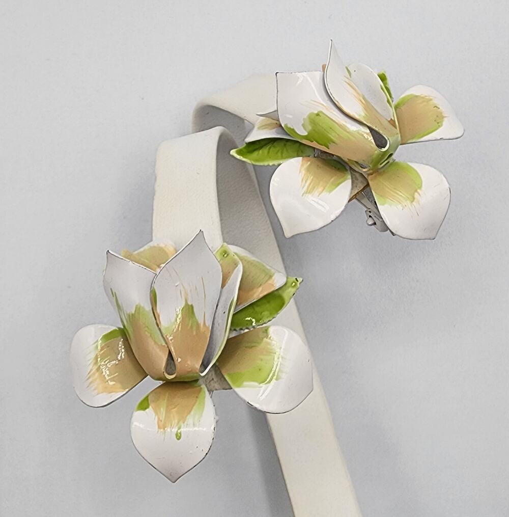 Vintage Lisner White Enamel Flower Clip Earrings Pink Green Hand-Painted Floral